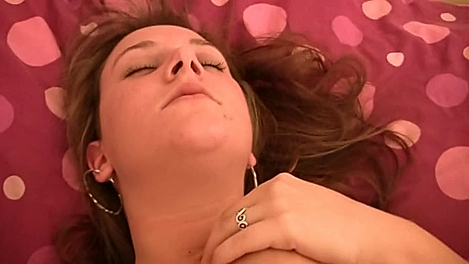 Brünettes Mädchen solo mit Spielzeug